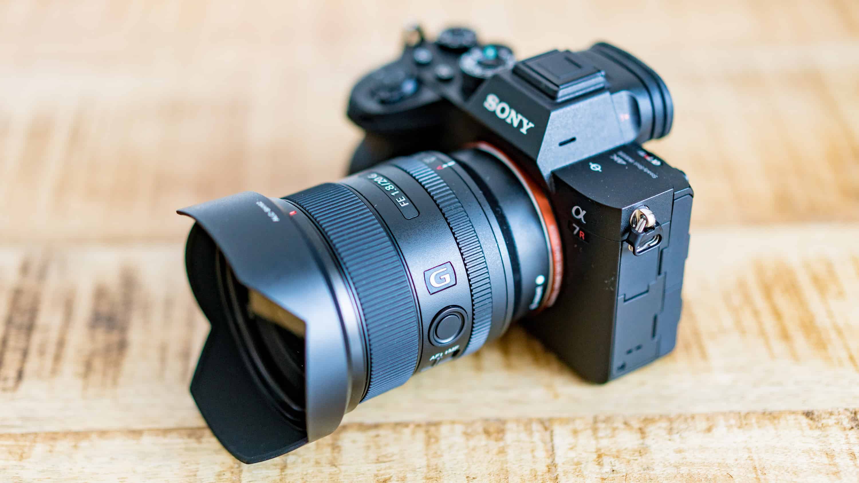 Sony Alpha 7R IV 20mm f1.8 G Objektiv Side