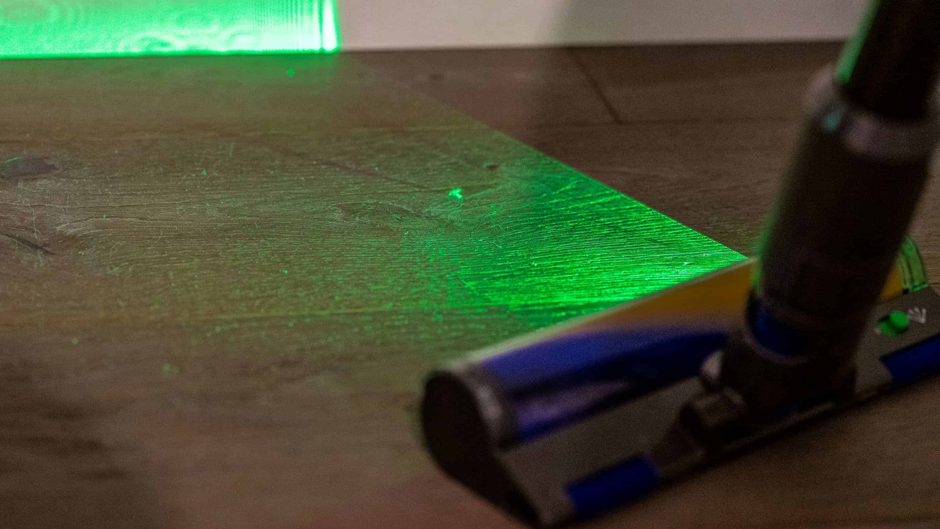 Dyson V15 Detect Laser Akkustaubsauger Boden Dreck Stauberkennung