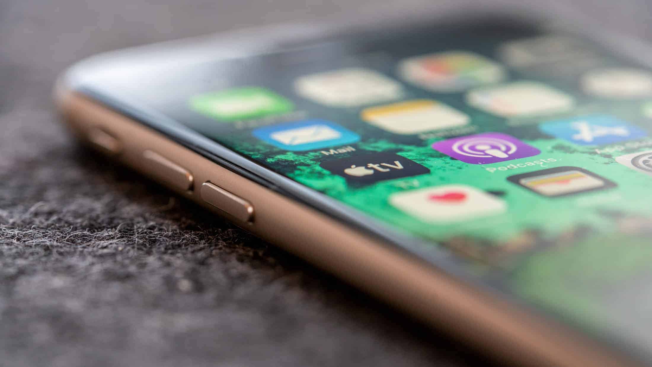 Apple iPhone SE 3 volume button