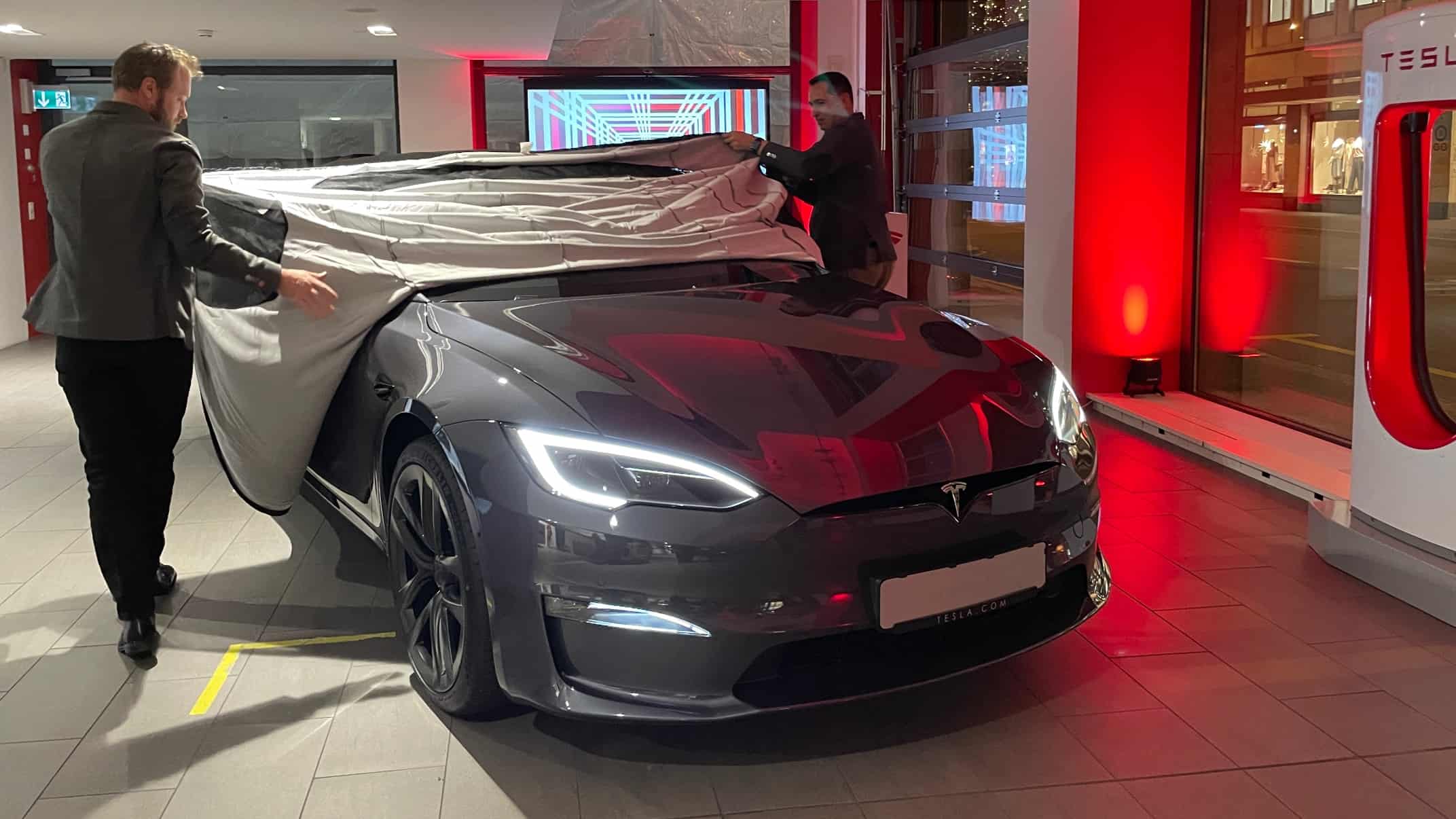 Tesla Model S Unveiling Switzerland 16-9
