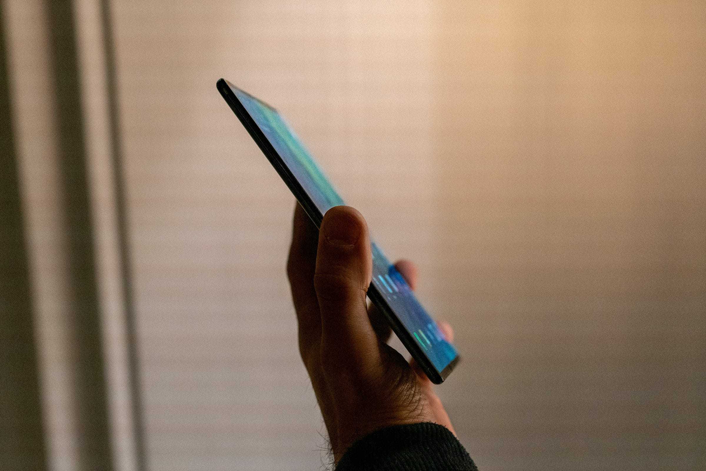 Huawei-Mate-X-Side-Front