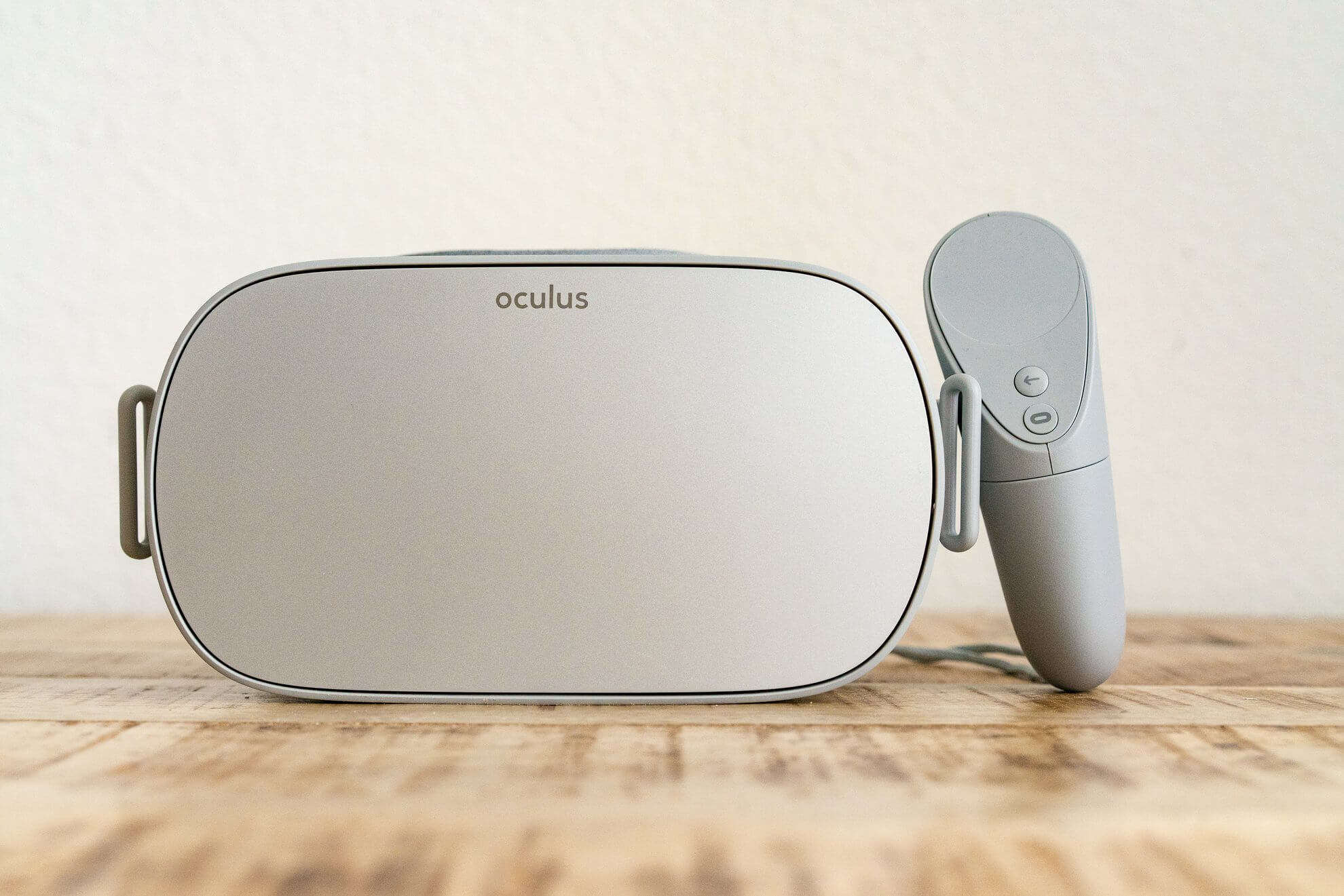 Oculus-Go-with-Controller-Front