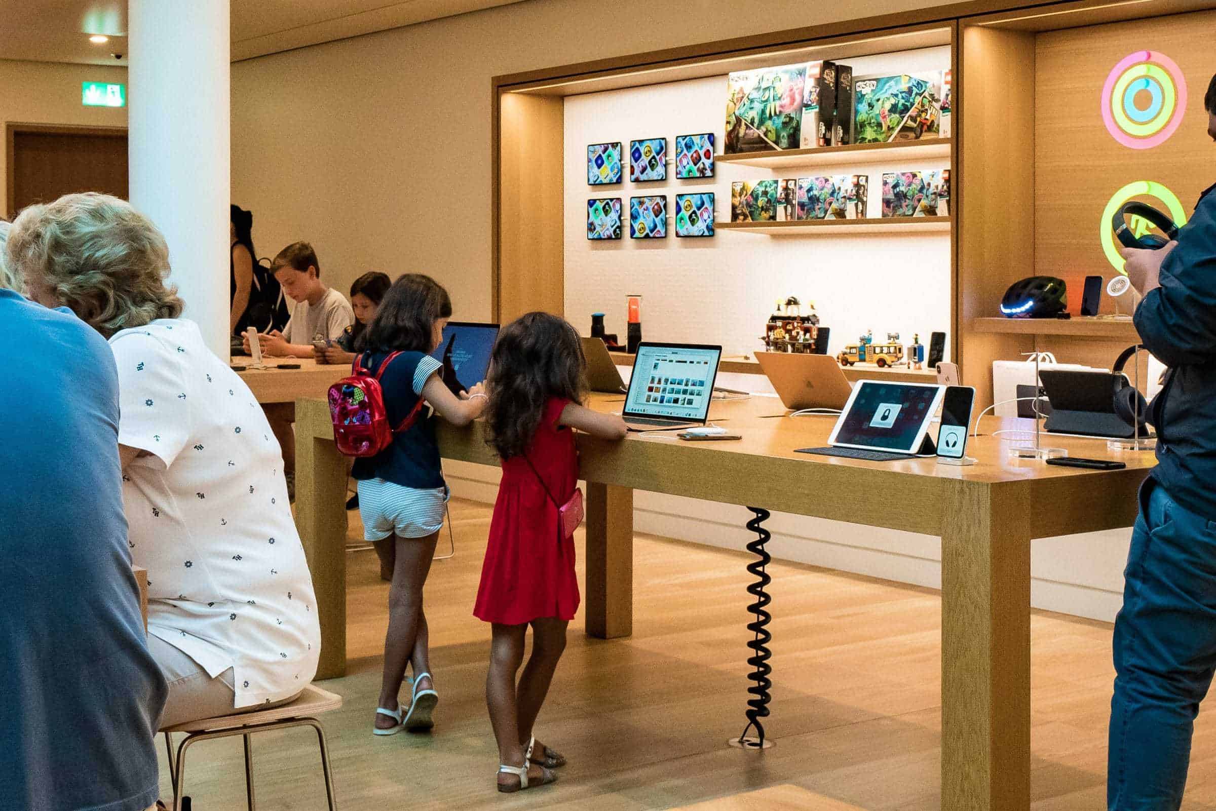 Kids-try-iPad-Apple-Store-Zürich-Schweiz-Rennweg-43