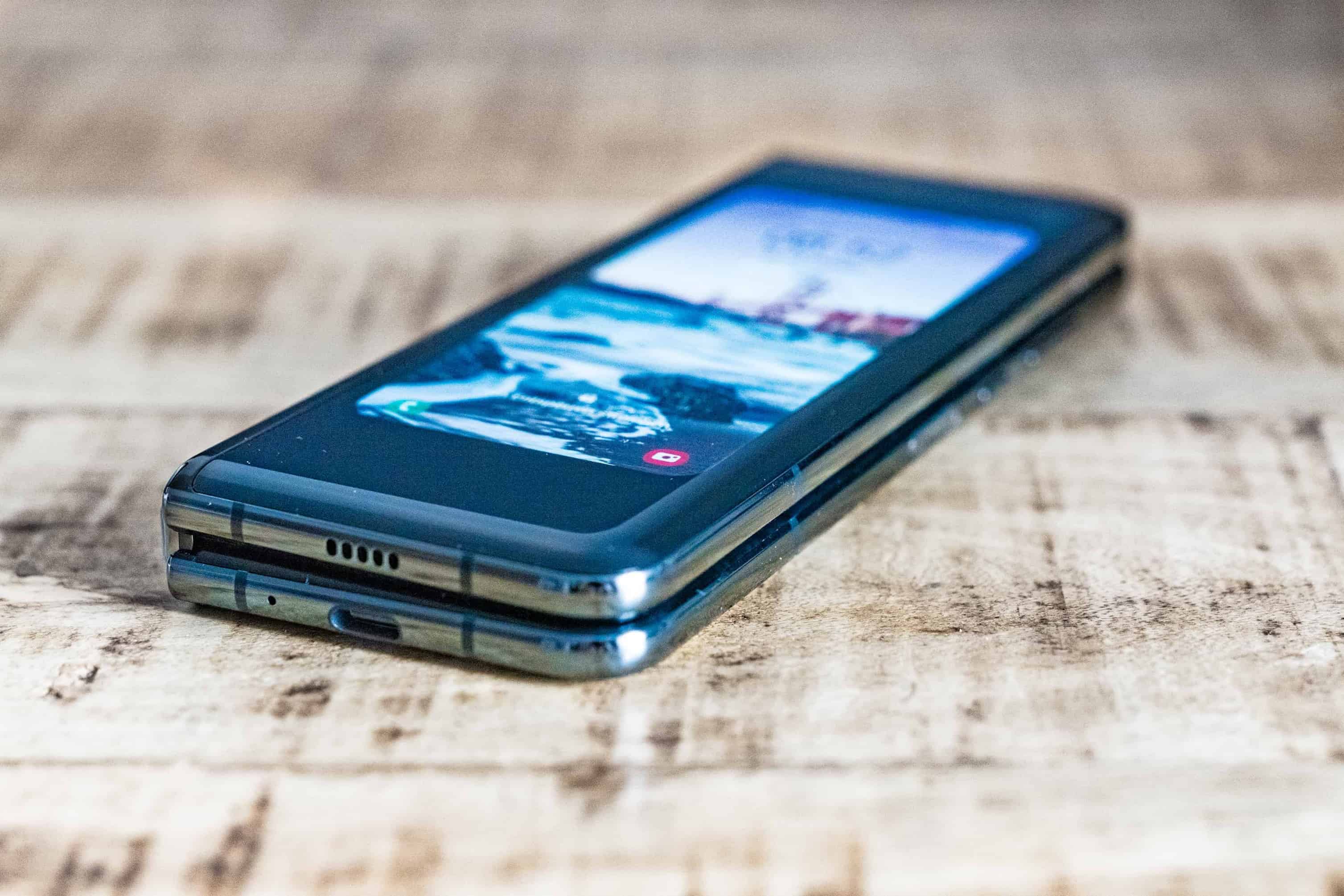 Samsung Galaxy Fold small Display