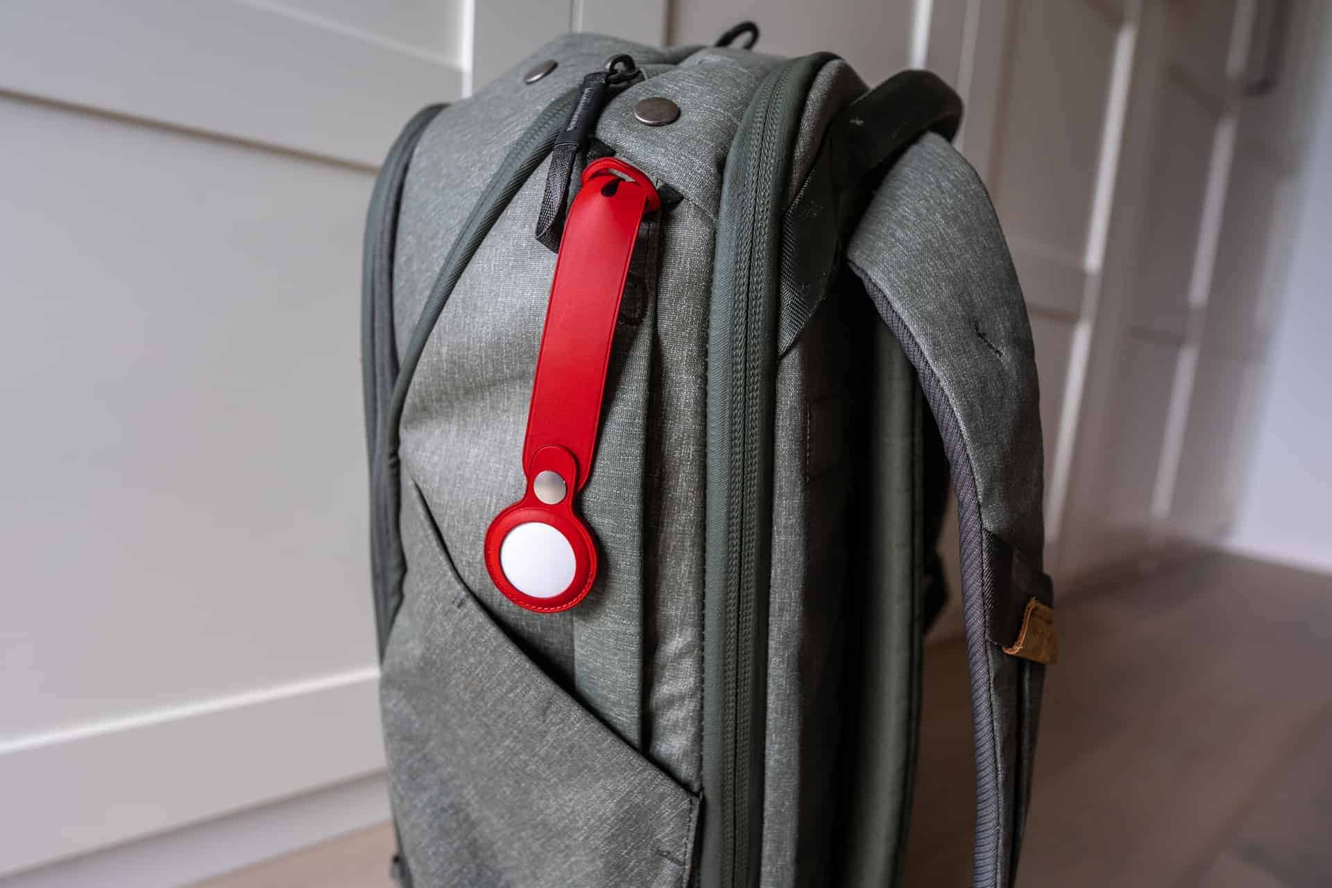 Apple AirTags Product Red am Rucksack