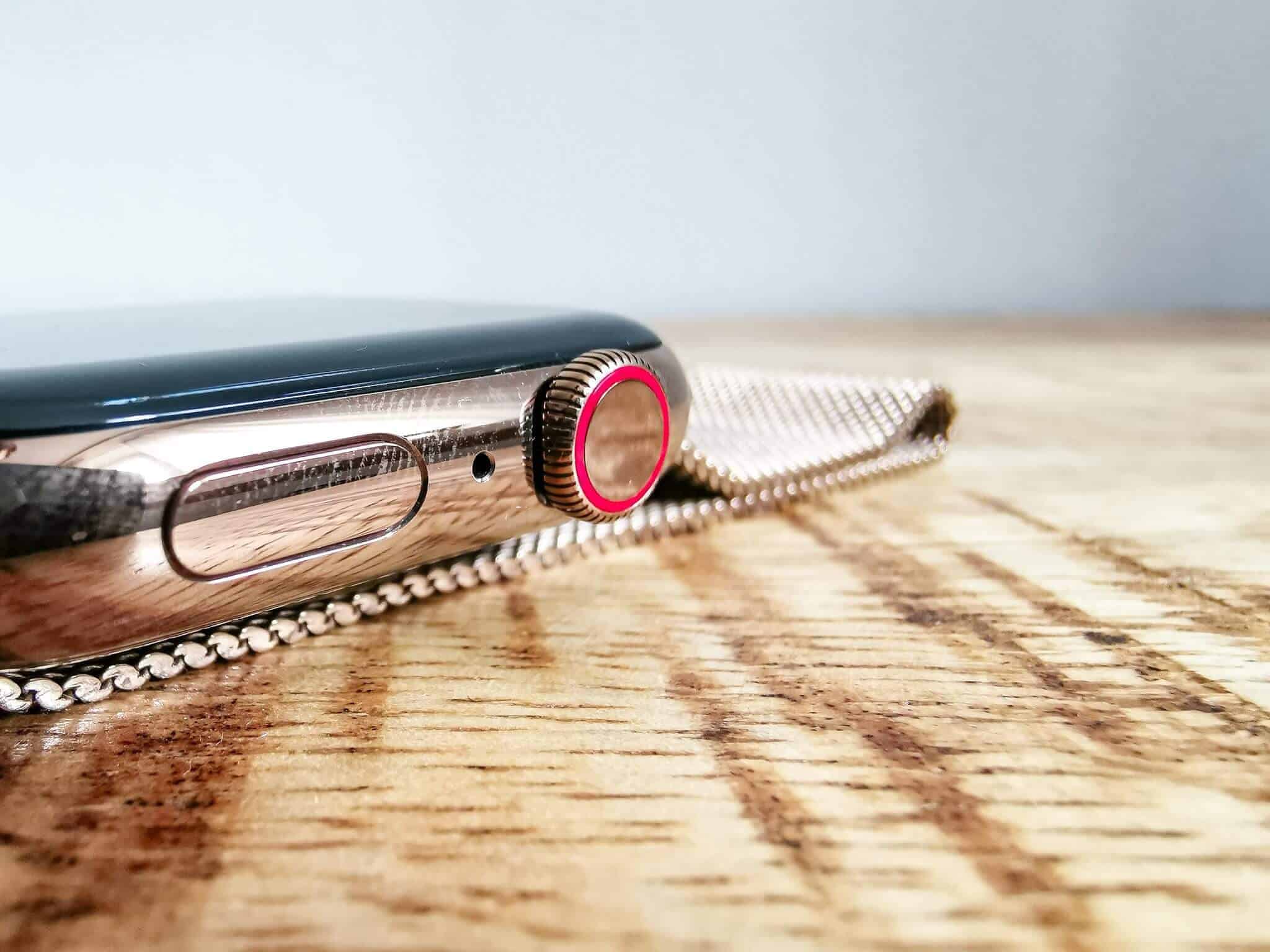 Apple-Watch-Series-4-Front-Gold-Cellular-Red-Button