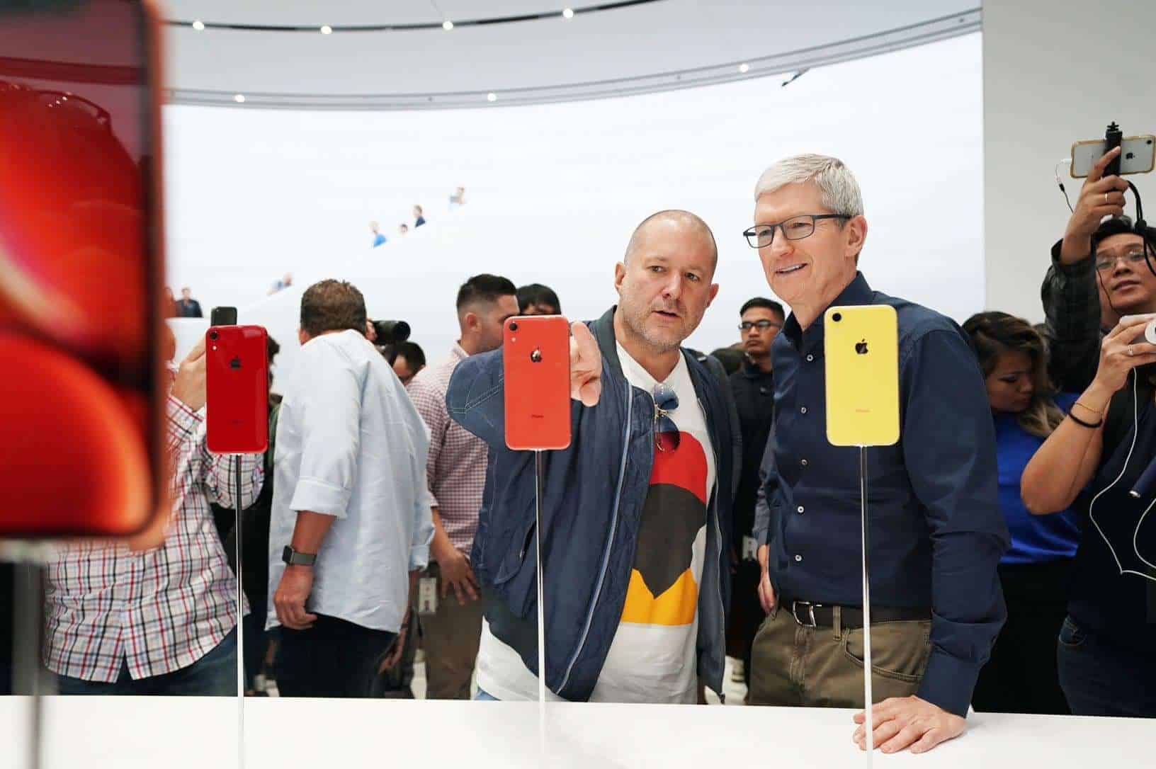 Tim-Cook-and-Jony-Ive-iPhone-XR