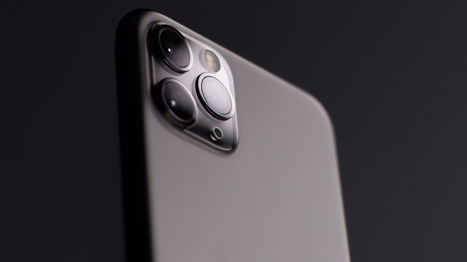 iPhone mit iOS Update auf dem Bildschirm