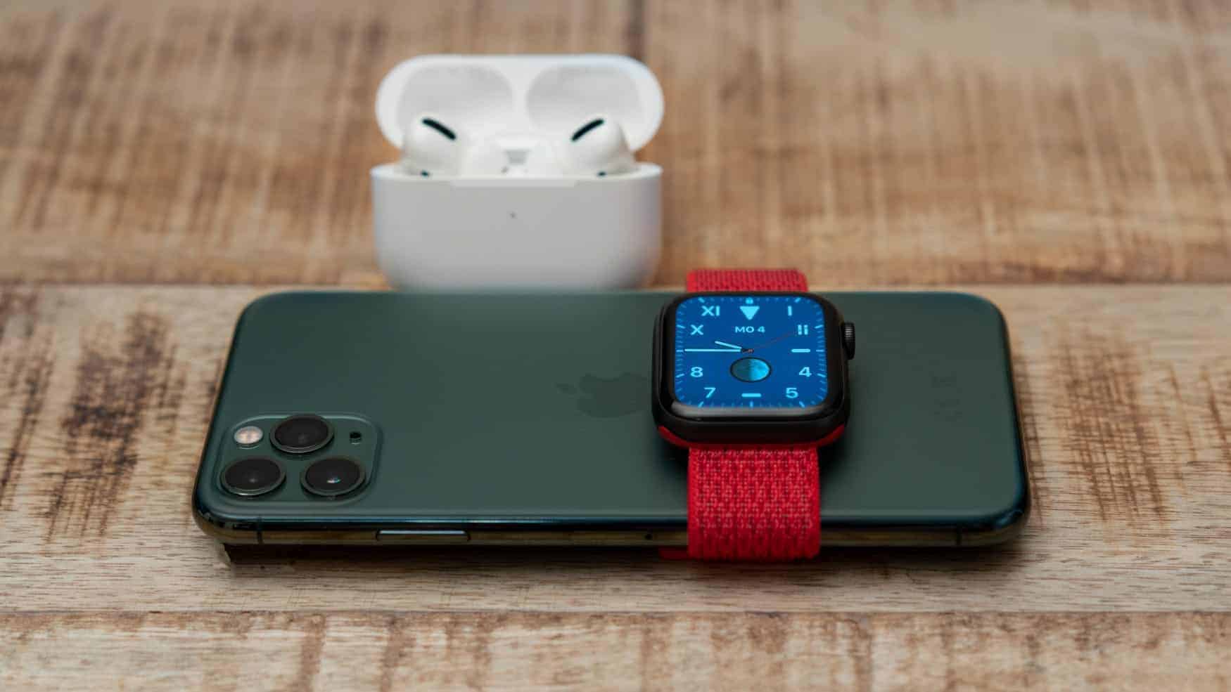 Apple-Watch-Series-5-with-iPhone-11-Pro-Plus-und-AirPods-Pro