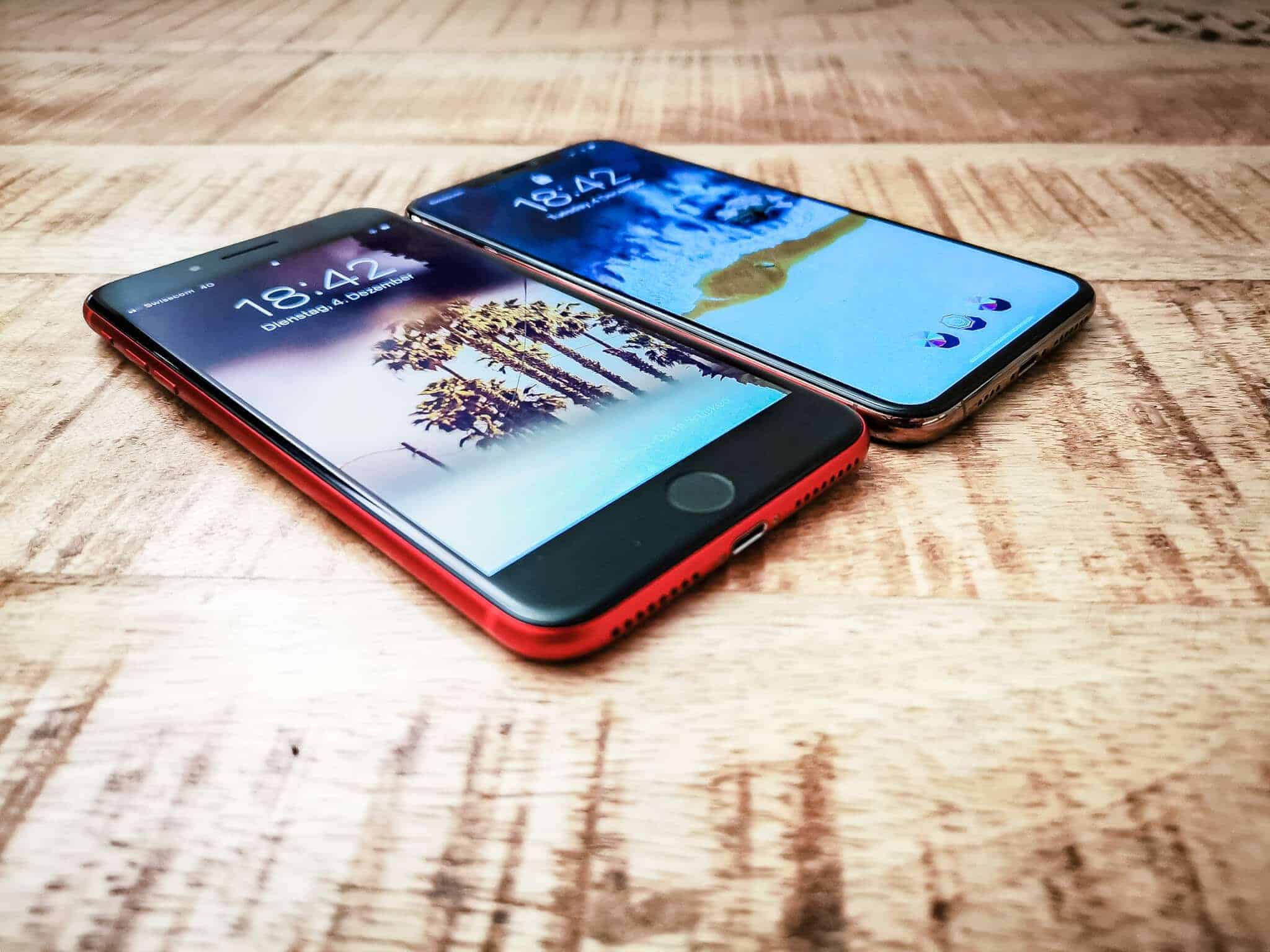 iPhoneXS MAX Gold size versus iPhone8 Red