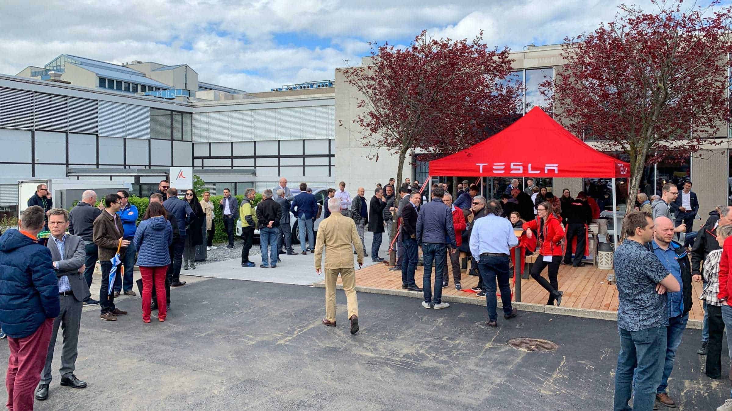 Techgarage Tesla Supercharger Dietikon Eröffnung Crowd Cut
