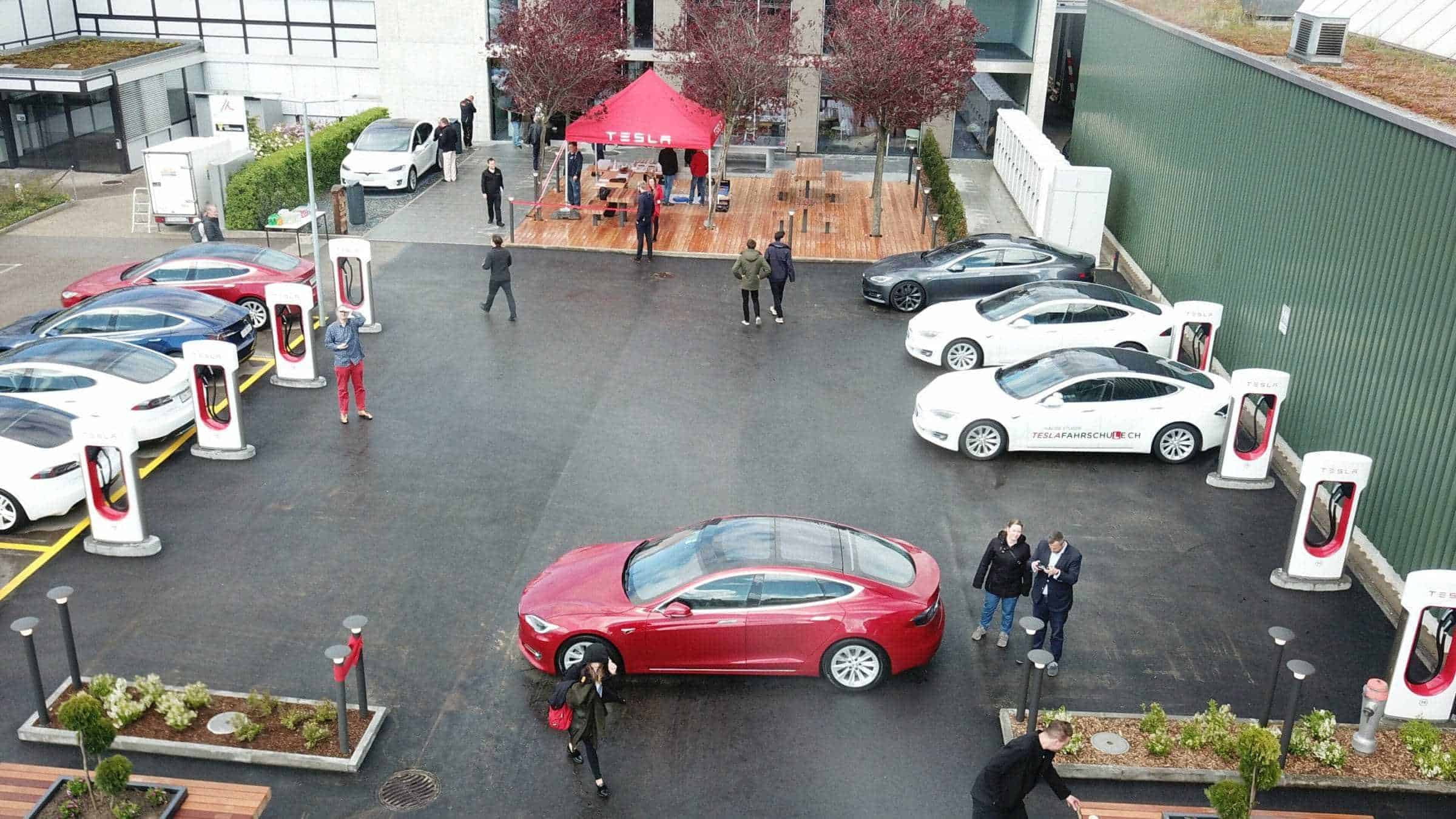 Techgarage Tesla Supercharger Dietikon Eröffnung Frontal Cut