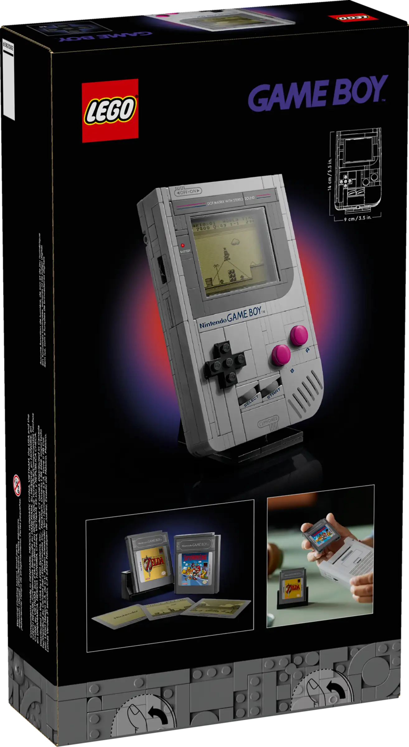 LEGO-Set eines Nintendo Game Boy aus grauen und schwarzen Bausteinen mit pinken Knöpfen, inklusive zwei Spielmodulen (The Legend of Zelda und Super Mario Land) und Spielanleitungen. Maße des Modells: 14 cm Höhe, 9 cm Breite. Verpackung in Schwarz mit LEGO- und Game Boy-Logo.