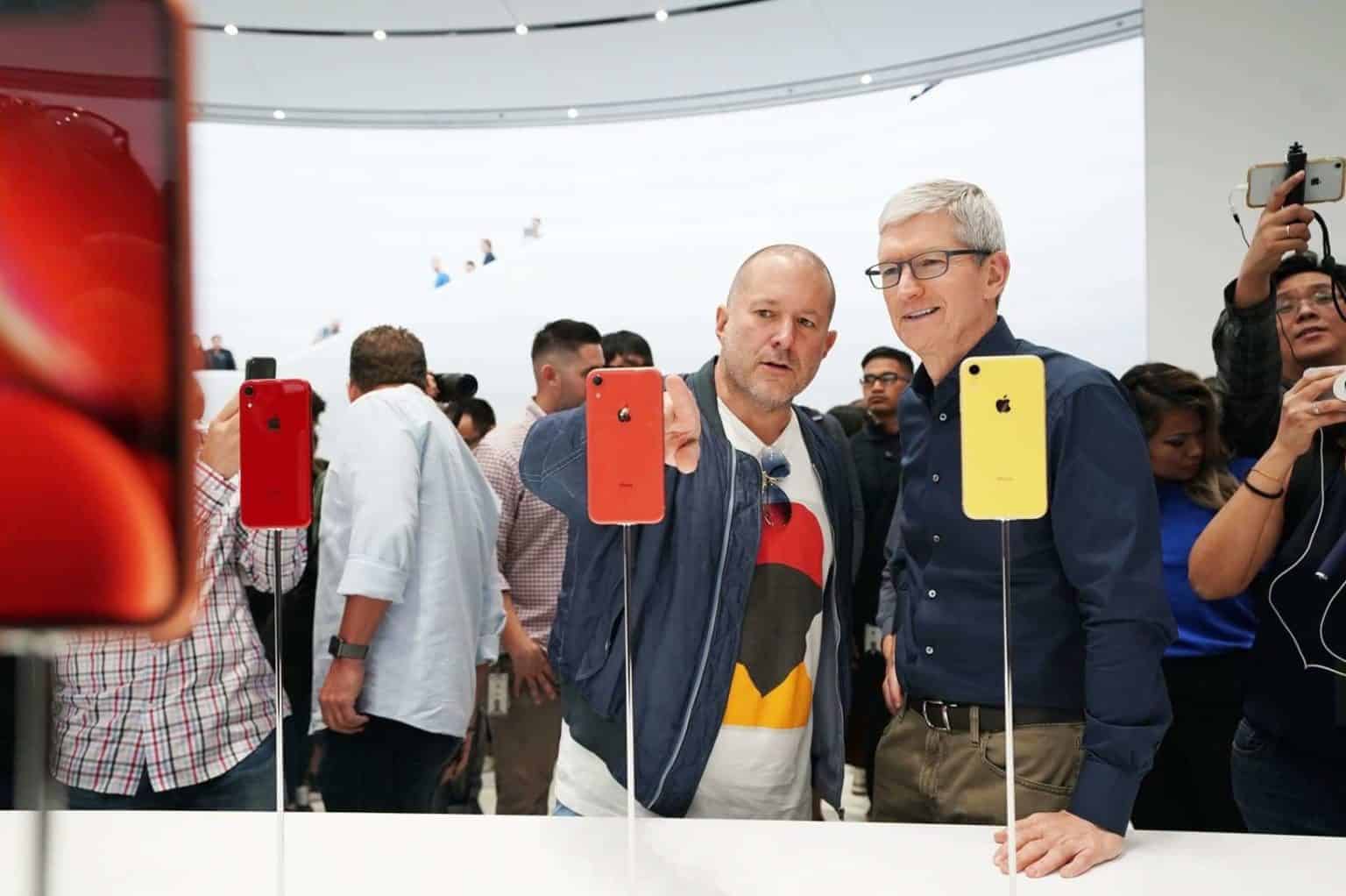 Tim-Cook-and-Jony-Ive-iPhone-XR