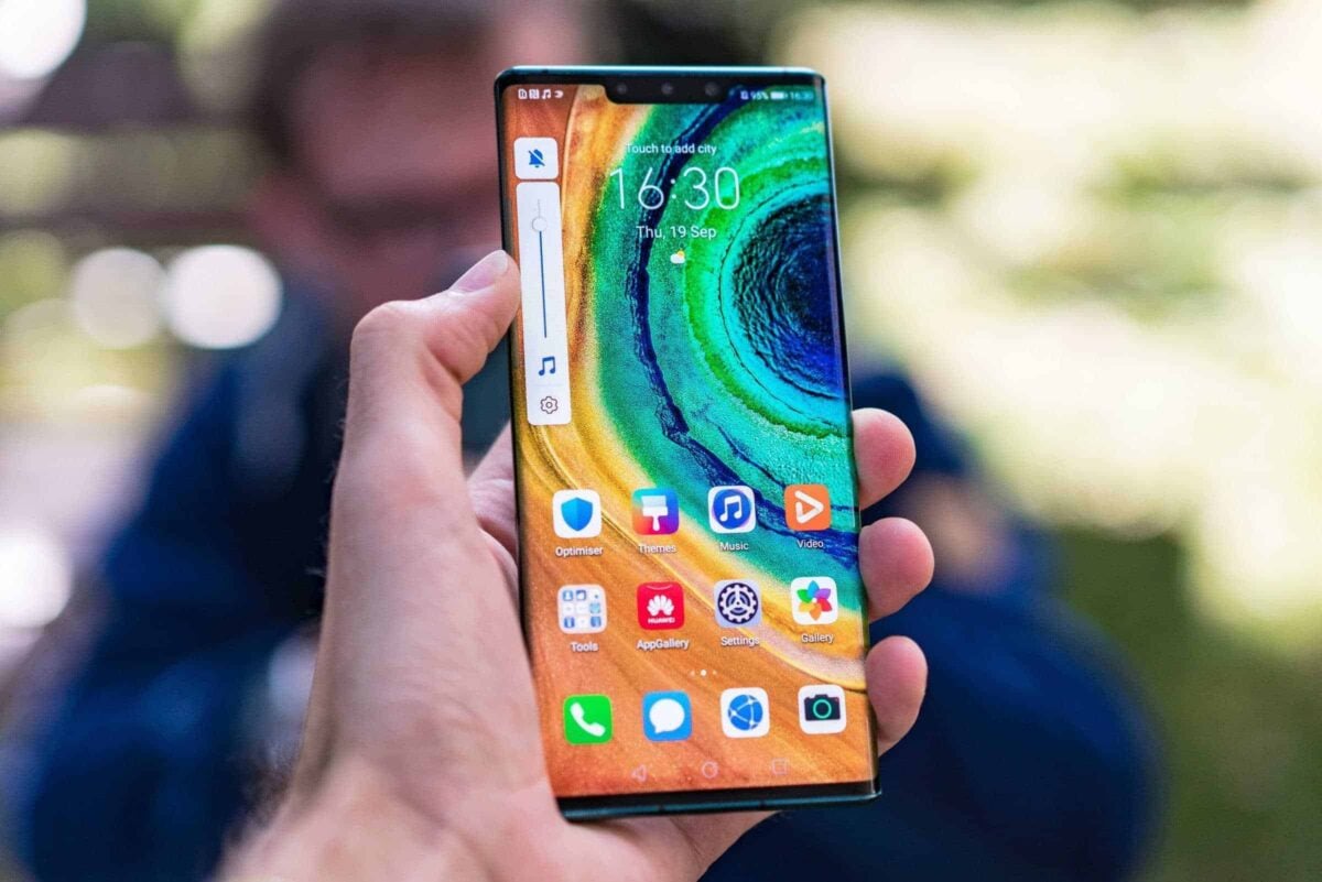 Huawei-Mate-30-Pro-Emerald-Green-Front-Event-Munich