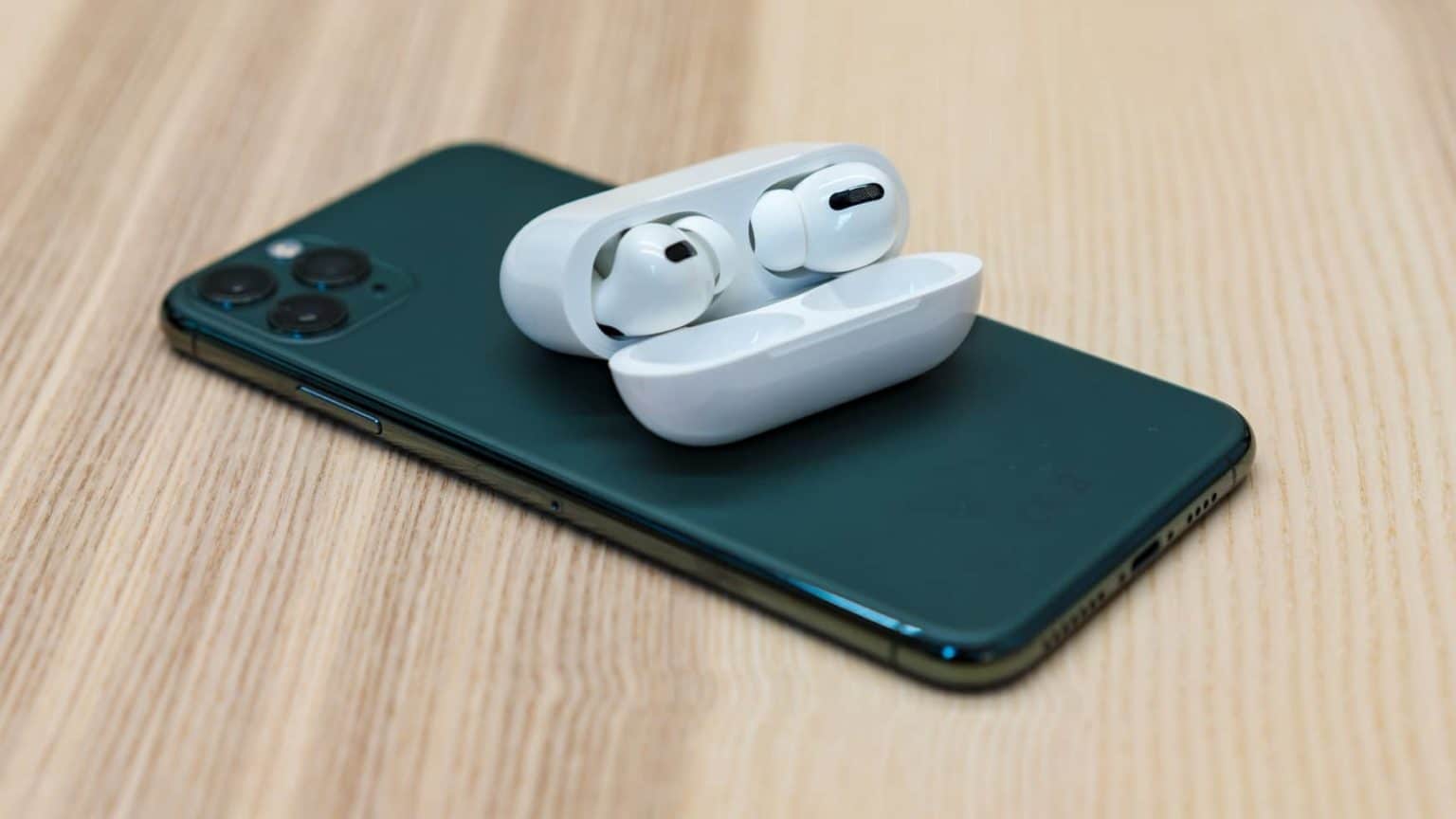 Apple-AirPods-Pro-Case-iPhone-11-Pro-Plus