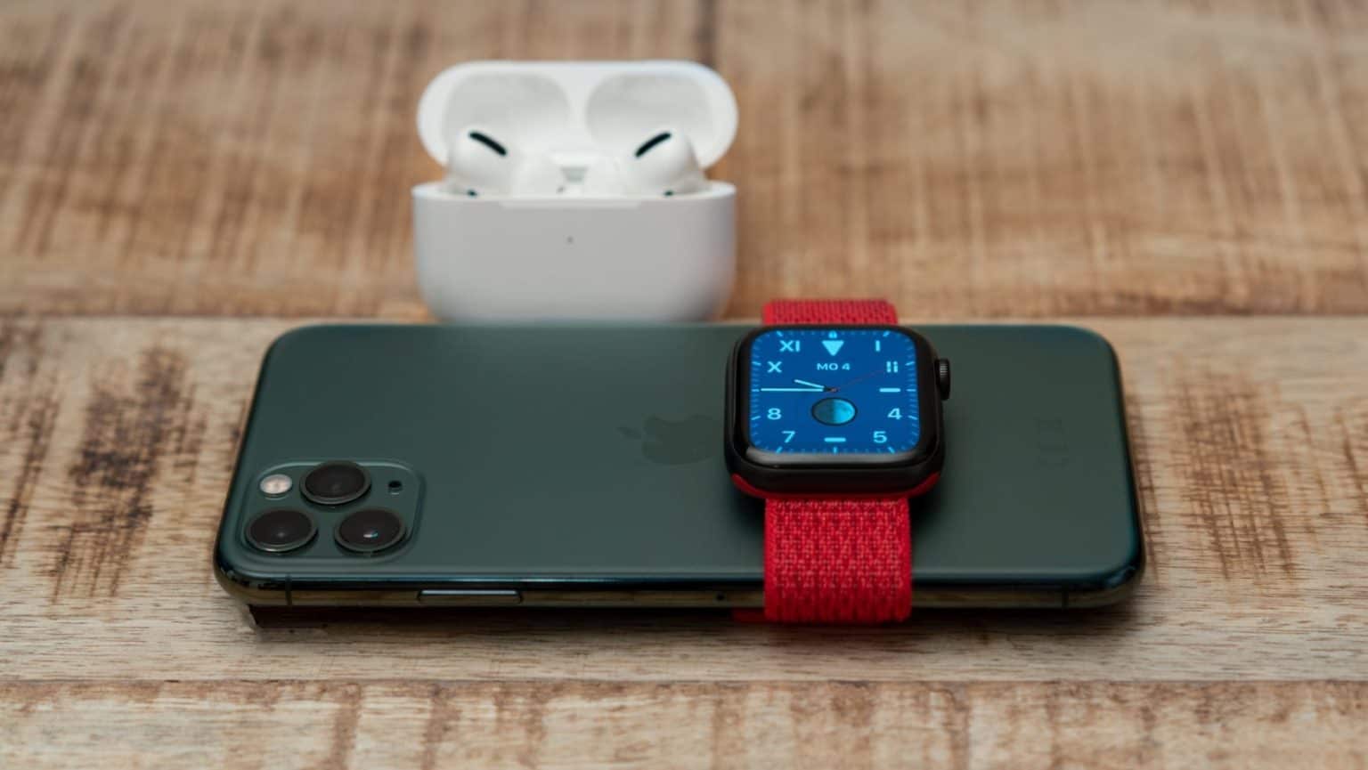 Apple-Watch-Series-5-with-iPhone-11-Pro-Plus-und-AirPods-Pro