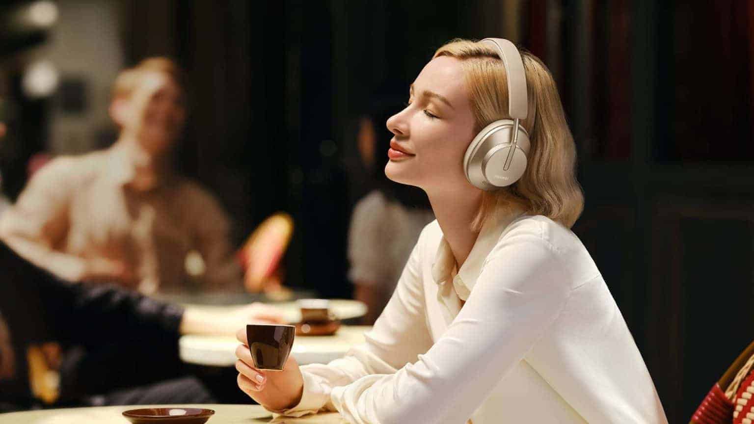 Huawei-FreeBuds-Studio-Lady