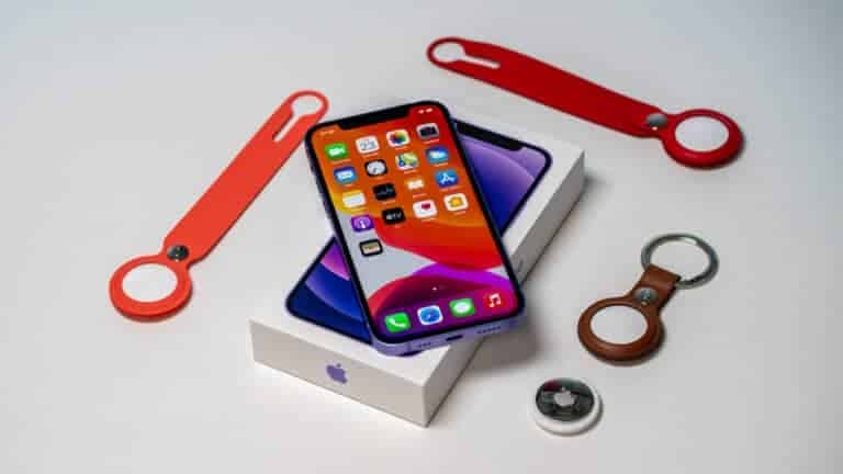 Apple AirTag und iPhone 12 Violett