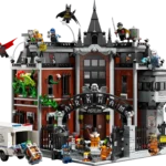 Arkham Asylum aus LEGO mit mehreren Minifiguren, darunter Batman, Robin, Poison Ivy, Joker und weitere Charaktere aus dem Batman-Universum. Das Gebäude ist dunkelrot und grau, mit einem großen Tor und dem Schriftzug „Arkham Asylum“. Verschiedene Figuren sind auf dem Dach, vor dem Gebäude und neben einem weißen Transportwagen positioniert.