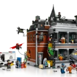 Mehrstöckiges LEGO-Gebäude im Stil eines Gefängnisses mit mehreren Batman- und Bösewicht-Minifiguren, darunter Batman, Robin, Joker, Poison Ivy und andere. Ein weißer Gefängnis-Transporter steht links, Figuren sind in Aktion, einige fliegen oder klettern am Gebäude. Das Gebäude hat braune und graue Wände, Fenster und verschiedene Details wie ein Kippfenster und ein Schild an der Tür.