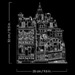 Weiß umrandetes Modell eines Gebäudes mit Turm, Balkon und dekorativen Elementen, vor schwarzem Hintergrund, mit Maßangaben 32 cm Höhe und 25 cm Breite.