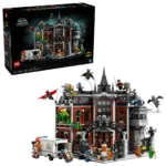 LEGO-Set des Arkham Asylums mit detailreichem Gebäude, mehreren Batman- und Batman-verse Minifiguren sowie Bösewichten, einem Gefangenentransporter und verschiedenen Accessoires.