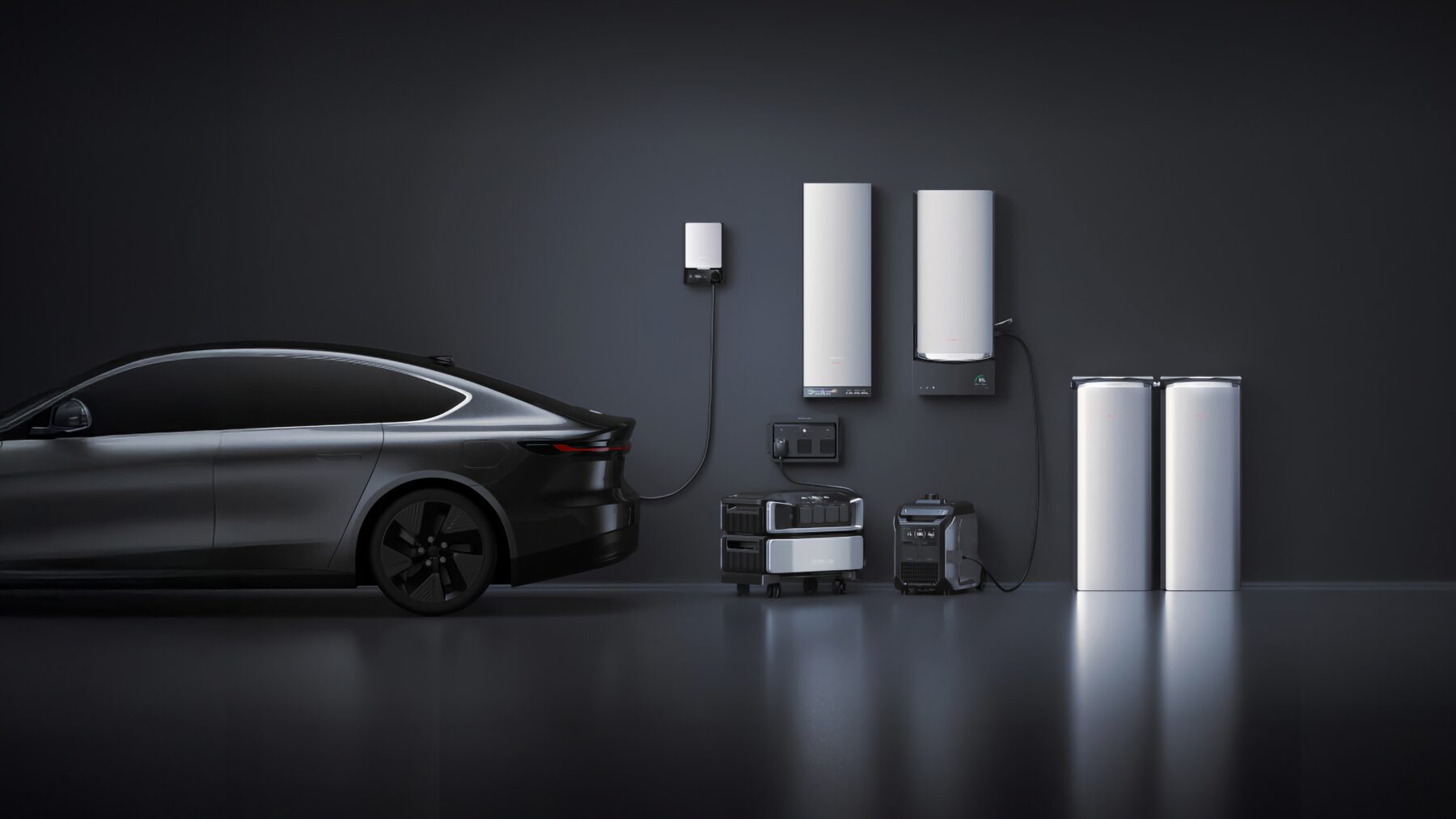 Ein schwarzes Elektroauto, das an eine Wandladestation angeschlossen ist. An der Wand befinden sich mehrere weiße, zylindrische und rechteckige Energiespeicher- und Steuergeräte. Der Boden und die Wand sind dunkelgrau, die Geräte reflektieren leicht auf dem Boden.