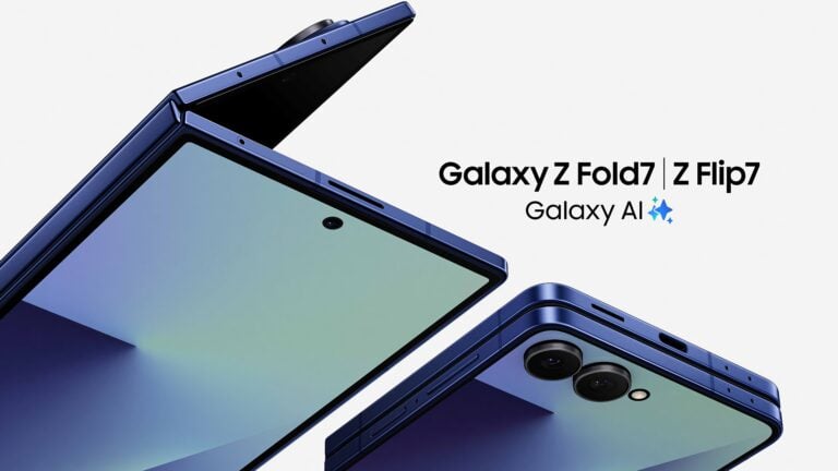 Zwei blaue Samsung Galaxy Smartphones, eines aufgeklappt als Fold-Modell mit großem Display und Frontkamera, das andere als Flip-Modell mit zwei Kameralinsen auf der Rückseite, vor weißem Hintergrund mit dem Text „Galaxy Z Fold7 | Z Flip7 Galaxy AI“.