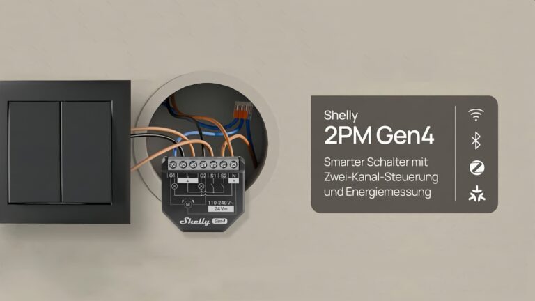 Ein eingebauter Shelly 2PM Gen4 Smart-Schalter mit mehreren angeschlossenen Kabeln in einer runden Wanddose neben einem schwarzen Doppel-Lichtschalter. Daneben steht der Text: „Shelly 2PM Gen4 Smarter Schalter mit Zwei-Kanal-Steuerung und Energiemessung“ sowie Symbole für WLAN, Bluetooth, Zigbee und Matter.