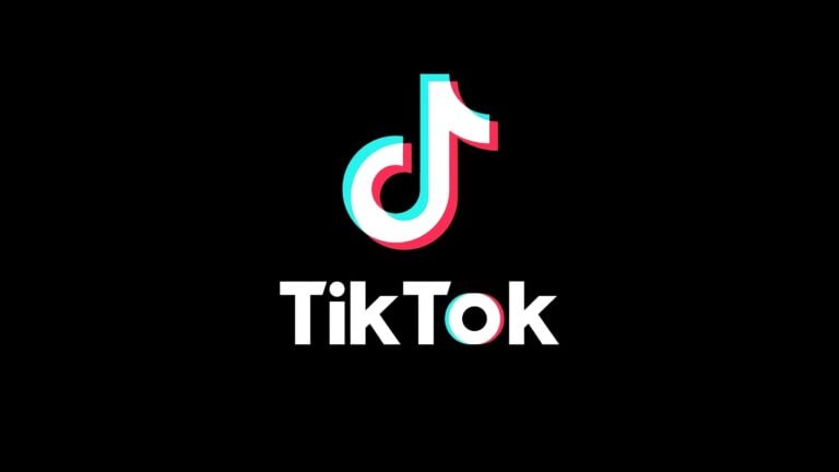 Schwarzer Hintergrund mit dem weißen TikTok-Logo, das von cyan- und roten Schatten umgeben ist, darunter der Schriftzug „TikTok“ in weißer Schrift mit ähnlichen cyan- und roten Schatten.