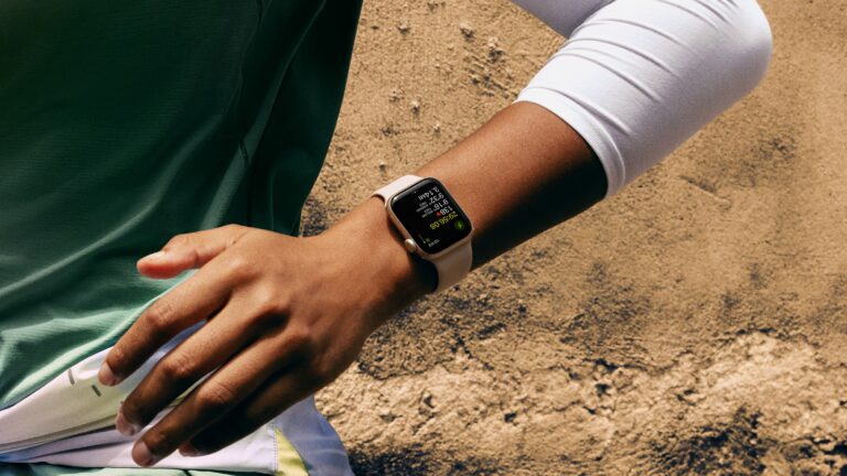Apple Watch SE 3 lifestyle running