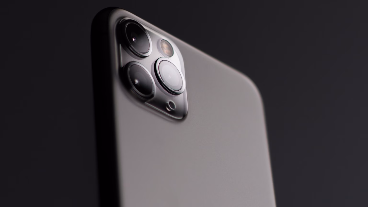 iPhone mit iOS Update auf dem Bildschirm