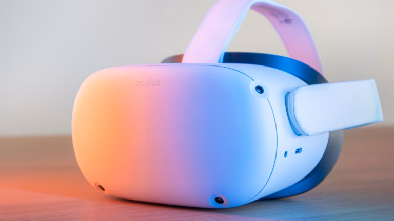 Person trägt smarte AR-Brille